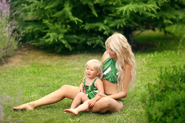 Beauty Family Look Beautiful Mother Daughter Relax Green Grass Park — Stock Photo, Image