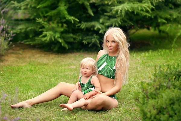 Schönheit Familienlook Schöne Mutter Mit Tochter Entspannen Auf Grünem Gras — Stockfoto