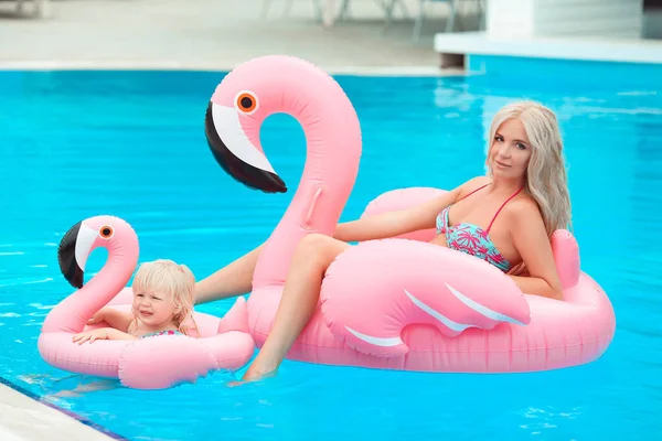 Família Feliz Olhar Férias Verão Mãe Bonita Divertindo Com Filha — Fotografia de Stock