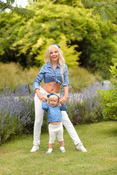 Familienlook Blonde Mutter Und Tochter Halten Und Spielen Sommerpark Happy — Stockfoto