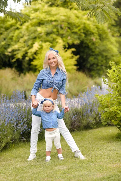 Rodinný Vzhled Blonďatá Matka Dcera Drží Hrají Letním Parku Šťastný — Stock fotografie