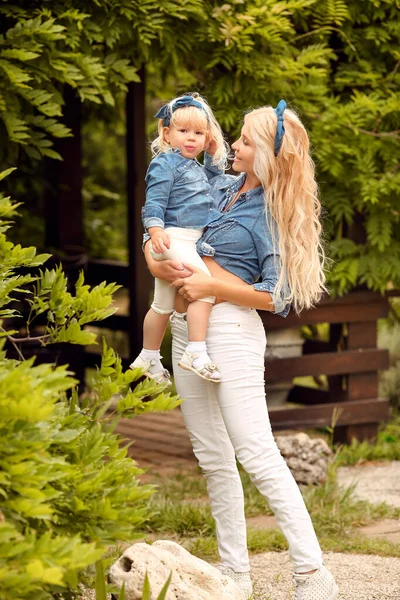 Familienlook Blonde Mutter Und Tochter Halten Und Spielen Sommerpark Happy — Stockfoto