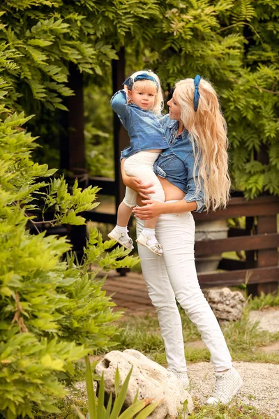 Family Look Blonde Mother Daughter Holding Playing Summer Park Happy — Stock Photo, Image