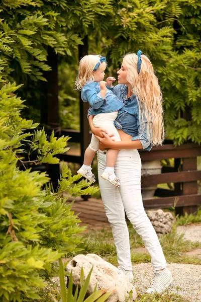 Rodzinne Spojrzenie Blondynka Matka Córka Trzymają Bawią Się Letnim Parku — Zdjęcie stockowe