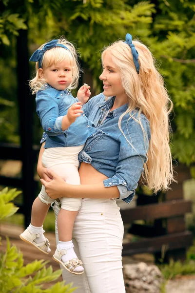 Rodzinne Spojrzenie Blondynka Matka Córka Trzymają Bawią Się Letnim Parku — Zdjęcie stockowe