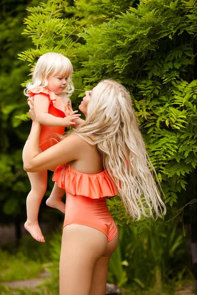 Family Look Beautiful Mother Holding Her Little Blonde Daughter Green — Stock Photo, Image