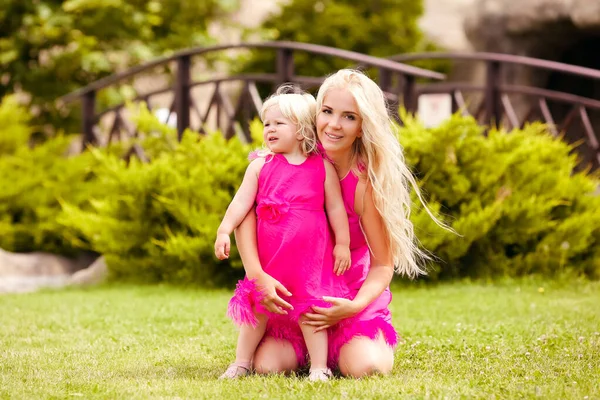 Семейный Взгляд Блондинка Мать Дочкой Розовых Платьях Играет Зеленой Траве — стоковое фото