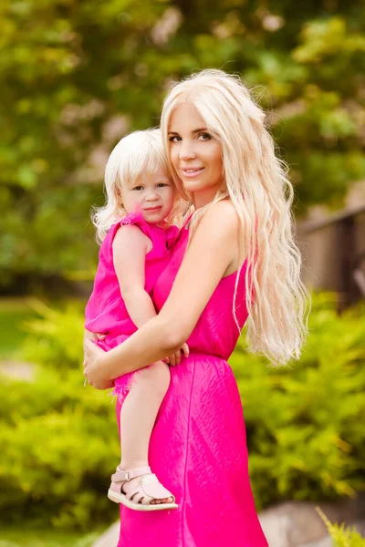 Hermosa Madre Con Hija Llevar Vestidos Color Rosa Caminando Parque — Foto de Stock