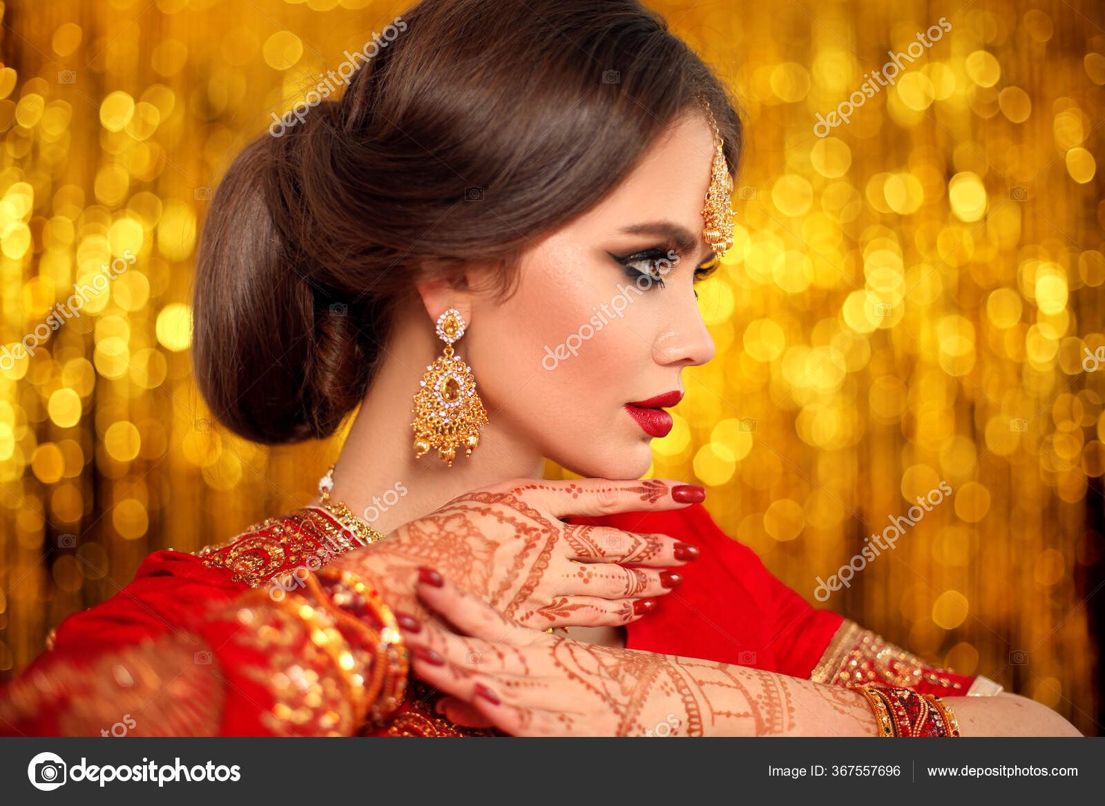 Novia India Vestida Con Ropa De Boda Tradicional Roja Hindú Sari Bordado  Con Joyas De Oro Fotos, retratos, imágenes y fotografía de archivo libres  de derecho. Image 155595877