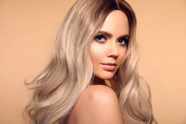 Ombre Blond Falista Fryzura Piękna Moda Blond Kobieta Portret Piękny — Zdjęcie stockowe