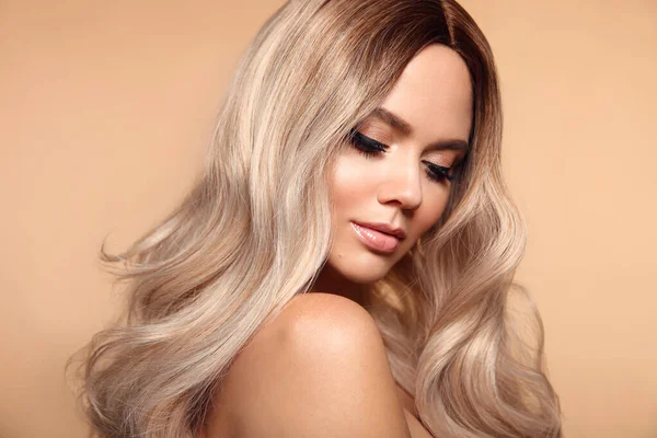 Peinado Ondulado Ombre Rubio Retrato Mujer Rubia Moda Belleza Hermosa — Foto de Stock