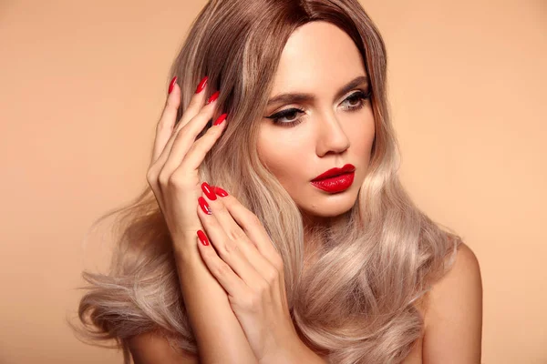 Maquillaje Uñas Arregladas Retrato Belleza Mujer Rubia Con Labios Rojos — Foto de Stock