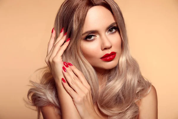 Makeup Manicured Nails Beauty Portrait Blonde Woman Red Lips Long — Stock Photo, Image