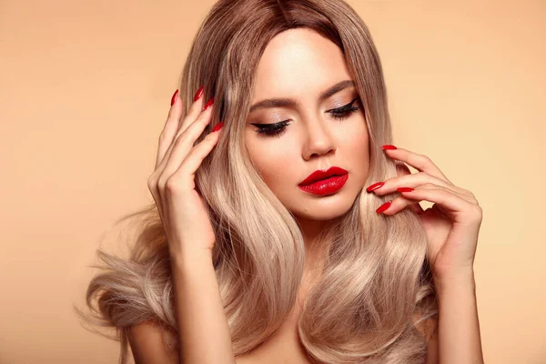 Makeup Manikyrerade Naglar Skönhetsporträtt Blond Kvinna Med Röda Läppar Lång — Stockfoto