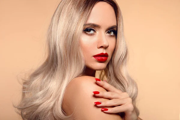 Retrato Belleza Una Mujer Rubia Con Labios Rojos Cabello Rubio — Foto de Stock