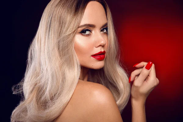 Schönheitsporträt Einer Blonden Frau Mit Roten Lippen Langer Gesunder Glänzender — Stockfoto