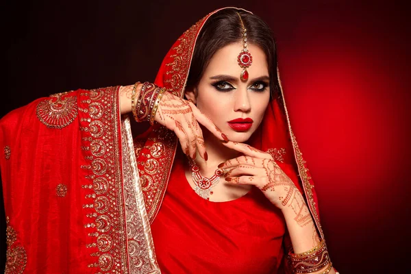 Retrato Una Hermosa Chica India Sari Nupcial Rojo Joven Modelo — Foto de Stock