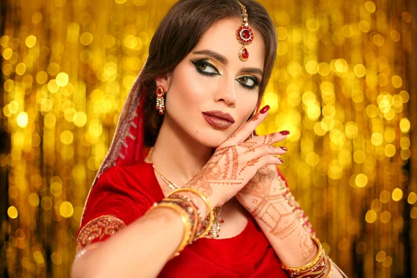 Retrato Una Hermosa Chica India Sari Nupcial Rojo Sobre Bokeh — Foto de Stock