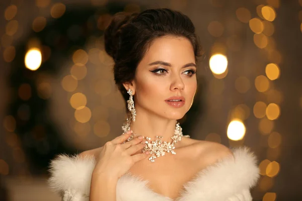 Elegantní Žena Bílém Kožichu Zimní Módní Portrét Krásné Nevěsty Mladé — Stock fotografie
