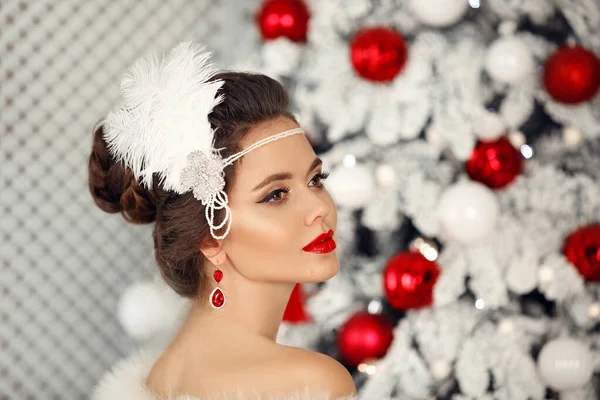 Retrato Mujer Retro Cristmas Elegante Dama Morena Con Pluma Peinado —  Fotos de Stock