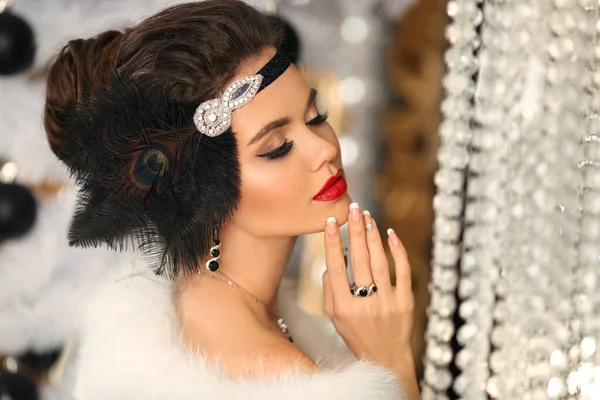 Retrato Mujer Retro Cristmas Morena Abrigo Piel Blanca Elegante Dama — Foto de Stock