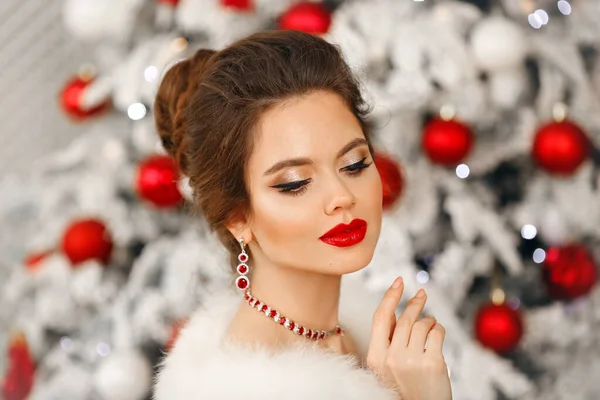 Elegantní Žena Vánoční Portrét Krásná Brunetka Dáma Rubínem Šperky Set — Stock fotografie