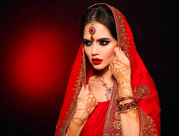 Portrait Belle Fille Indienne Sari Nuptial Rouge Jeune Modèle Hindou — Photo