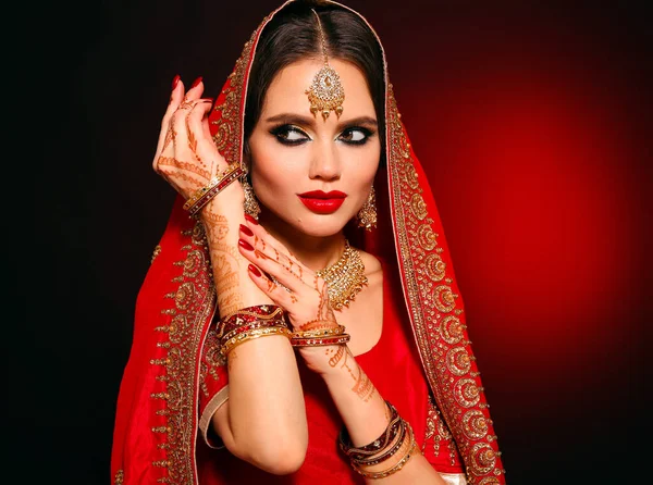 Retrato Menina Indiana Bonita Sari Nupcial Vermelho Modelo Mulher Hindu — Fotografia de Stock