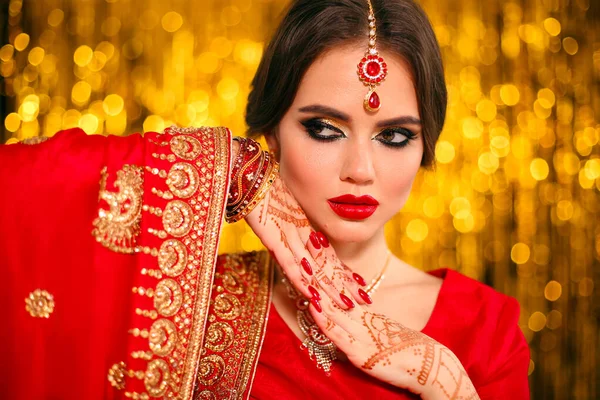 Retrato Bela Menina Indiana Sari Nupcial Vermelho Sobre Dourado — Fotografia de Stock