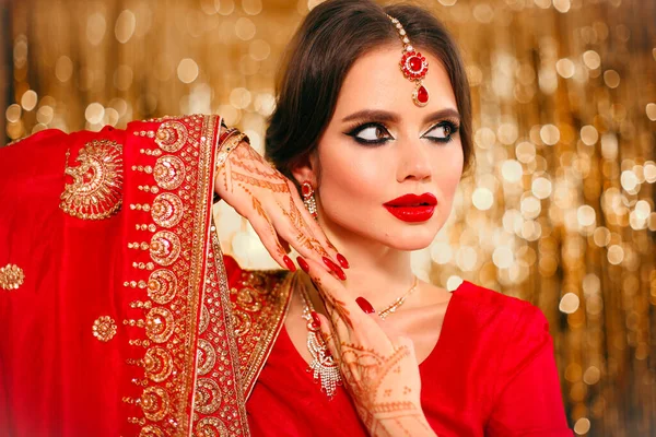 Retrato Menina Indiana Bonita Sari Nupcial Vermelho Sobre Bokeh Dourado — Fotografia de Stock