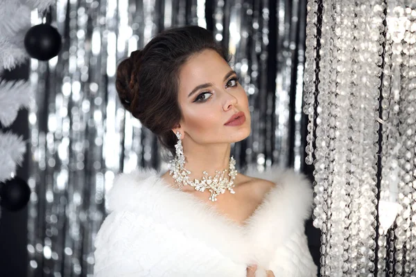 Harika Mücevherleri Olan Güzel Bir Gelin Beyaz Kürklü Güzel Esmer — Stok fotoğraf
