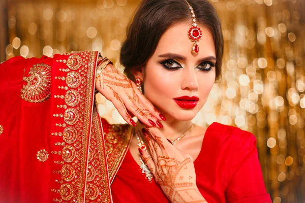 Arckép Egy Gyönyörű Indiai Lányról Piros Menyasszonyi Száriban Arany Bokeh — Stock Fotó
