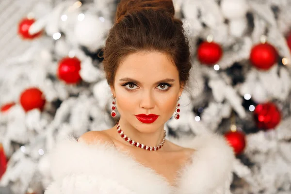 Retrato Mujer Elegante Cristmas Hermosa Dama Morena Con Conjunto Joyas —  Fotos de Stock