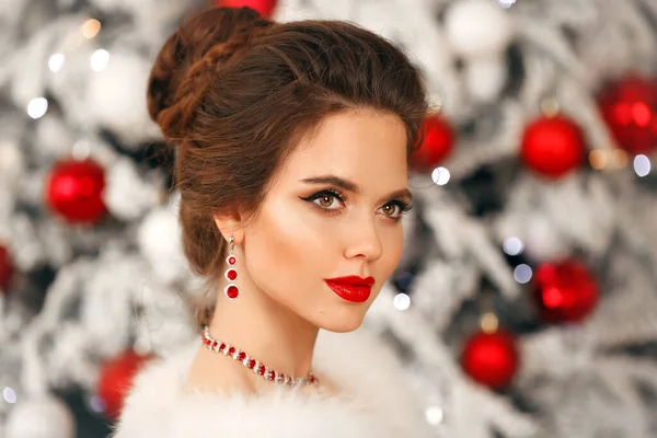 Retrato Mujer Elegante Cristmas Hermosa Dama Morena Con Conjunto Joyas —  Fotos de Stock