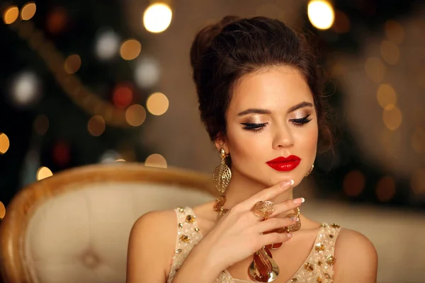 Retrato Luxuoso Mulher Elegante Com Penteado Casamento Maquiagem Menina Morena — Fotografia de Stock