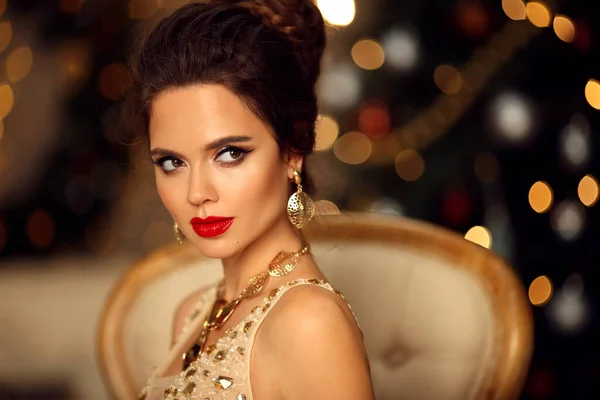 Lyxigt Porträtt Elegant Kvinna Med Bröllopsfrisyr Och Makeup Vacker Brunett — Stockfoto