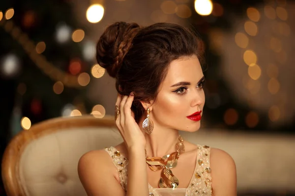 雅致女子的华丽肖像 具有婚纱风格和妆容 漂亮的黑发女孩 穿着舞会礼服 穿着金色珠宝 坐在现代椅子上 坐在灯火通明的圣诞装饰品上 — 图库照片