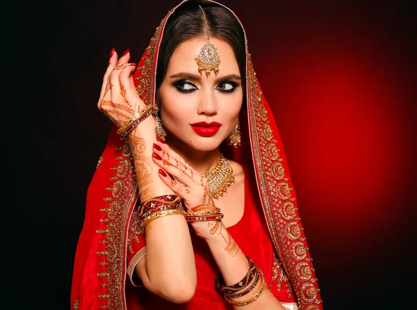 Indian girl in sari Stock Photos, Royalty Free Indian girl in sari Images |  Depositphotos