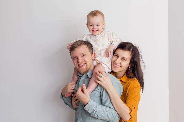 Feliz Familia Europea Con Bebé Sonriendo Ríe Casa Sobre Fondo —  Fotos de Stock