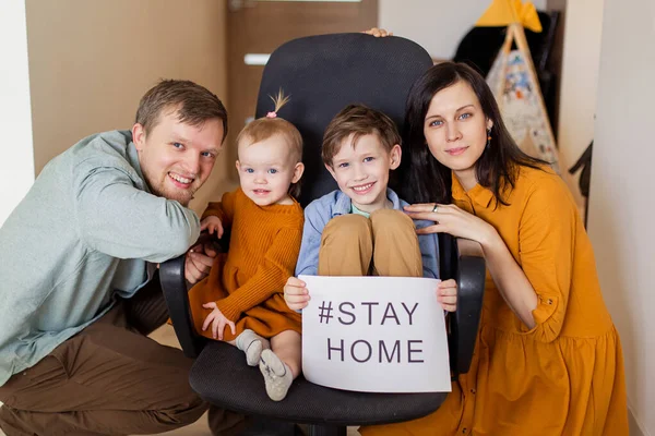 Lettering Stay Home Campaña Segura Una Familia Europea Feliz Permaneció —  Fotos de Stock