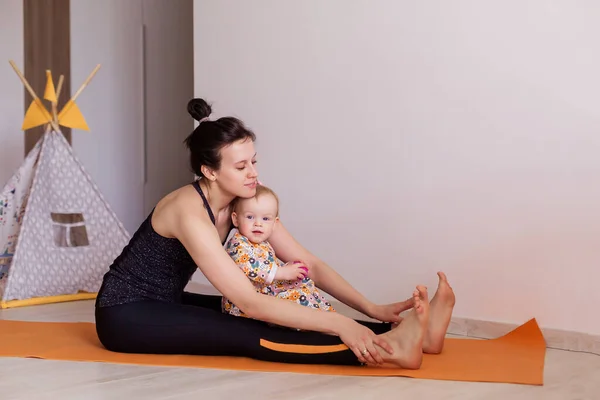 Mãe Pratica Ioga Casa Com Seu Filho Juntos Desporto Uma — Fotografia de Stock