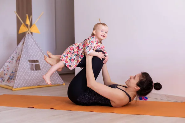 Mãe Pratica Ioga Casa Com Seu Filho Juntos Desporto Uma — Fotografia de Stock