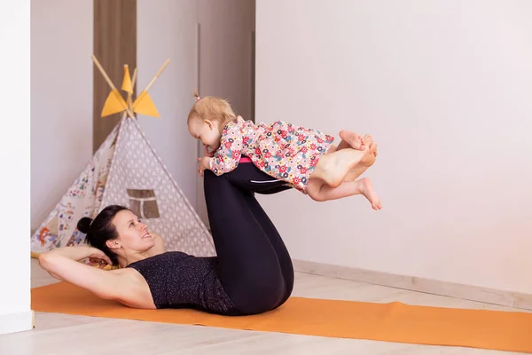 Mãe Pratica Ioga Casa Com Seu Filho Juntos Desporto Uma — Fotografia de Stock