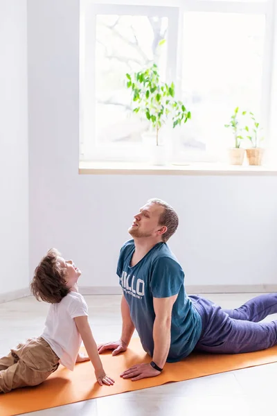 Pai Filho Fazer Esporte Casa Pai Ensina Criança Estilo Vida — Fotografia de Stock