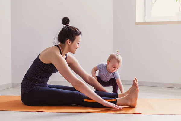 Mother Goes Sports Her Daughter Play Home Gymnastics Kids Little — Stock Photo, Image