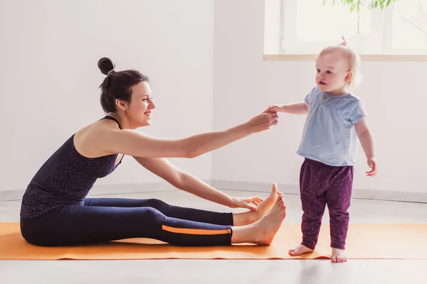 Mother Goes Sports Her Daughter Play Home Gymnastics Kids Little — Stock Photo, Image