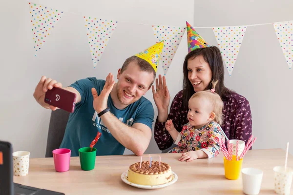 가족은 온라인으로 생일을 비디오의 아이들은 고립이라고 부릅니다 파티의 새로운 코로나 — 스톡 사진