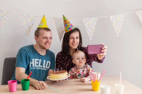가족은 온라인으로 생일을 비디오의 아이들은 고립이라고 부릅니다 파티의 새로운 코로나 — 스톡 사진