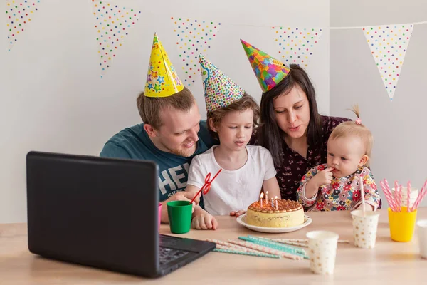 가족은 온라인으로 생일을 비디오에서 아이들은 자립심이라고 부르죠 새로운 제품을 노트북에서 — 스톡 사진