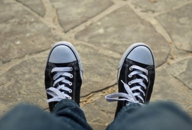 Bacaklar beyaz lastikbotlar.